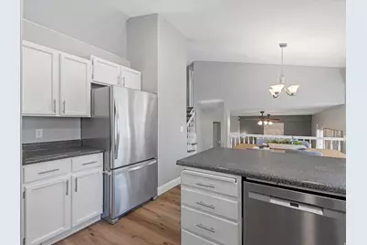 558 E Cherry Plum Ct, Sandy, UT 84070 - Photo 9