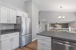 558 E Cherry Plum Ct, Sandy, UT 84070 - Photo 9