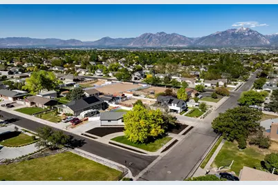 9977 S 3265 W, South Jordan, UT 84095 - Photo 35