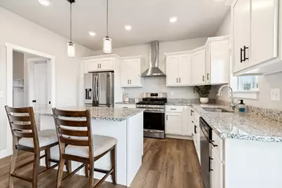 629 W Elberta Dr, Pleasant View, UT 84414 - Photo 3