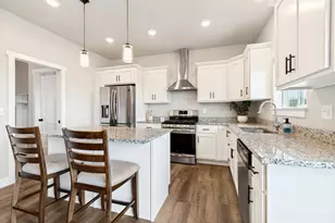 629 W Elberta Dr, Pleasant View, UT 84414 - Photo 3