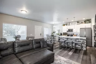 811 S Cowans Ct, Clearfield, UT 84015 - Photo 5