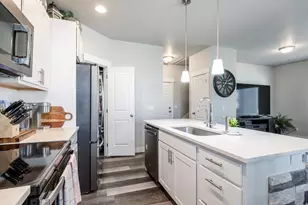 811 S Cowans Ct, Clearfield, UT 84015 - Photo 9