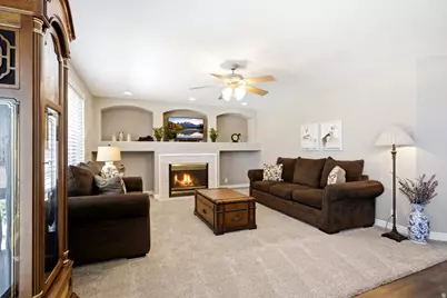 11566 S Sunburn Ln E, Sandy, UT 84094 - Photo 9