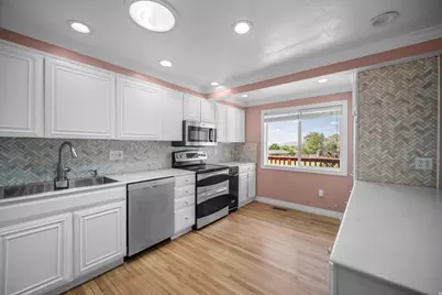2563 E Sundown Ave, Cottonwood Heights, UT 84121 - Photo 9