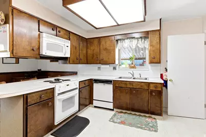 5166 S 2150 W, Roy, UT 84067 - Photo 9