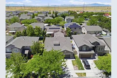 1077 N Bellingham Ct, North Salt Lake, UT 84054 - Photo 35
