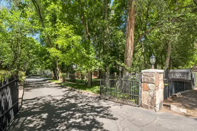 5076 S 2100 E, Holladay, UT 84117 - Photo 3