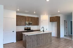 253 E Volunteer Dr, Spanish Fork, UT 84660 - Photo 3