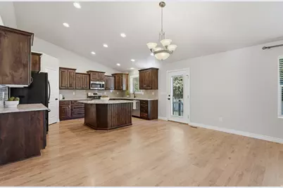 1302 W 2535 N, Clinton, UT 84015 - Photo 7