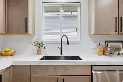 929 W Brandermill Cv, Murray, UT 84123 - Photo 9