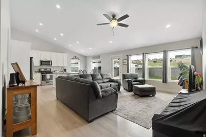 4143 E Berkshire Ln N, Eagle Mountain, UT 84005 - Photo 13