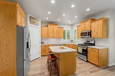 1366 Fox Pointe Dr, Kaysville, UT 84037 - Photo 9
