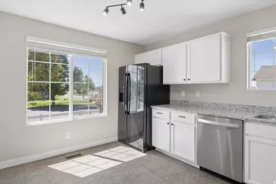 5086 S 3925 W, Roy, UT 84067 - Photo 9