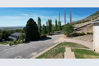 1398 N Oakridge Dr, Centerville, UT 84014 - Photo 3