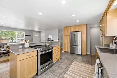 7237 S 2700 E, Cottonwood Heights, UT 84121 - Photo 13
