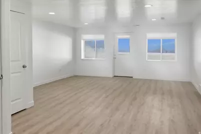 8271 N Iron Horse Dr, Lake Point, UT 84074 - Photo 39