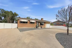 9505 S Garnet Dr E, Sandy, UT 84094 - Photo 37
