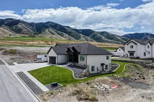 1138 E 200 N, Hyde Park, UT 84318 - Photo 3