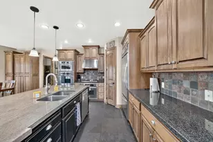 1043 E Mach Schnell Dr, Sandy, UT 84094 - Photo 9
