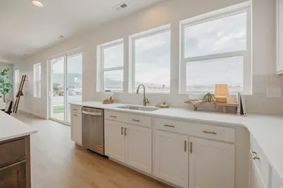 921 W Searchlight Dr #305, Riverdale, UT 84405 - Photo 5
