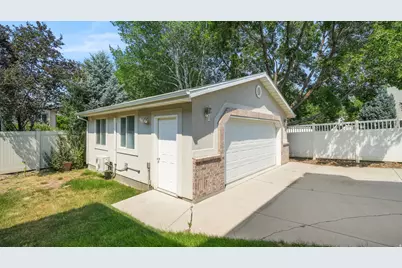 11128 S Barrett Park Cir E, Sandy, UT 84092 - Photo 25