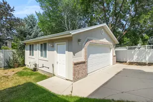 11128 S Barrett Park Cir E, Sandy, UT 84092 - Photo 25