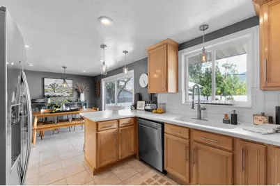 7825 S Dolphin Cir E, Cottonwood Heights, UT 84121 - Photo 17
