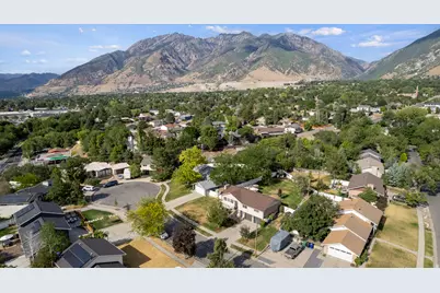 7825 S Dolphin Cir E, Cottonwood Heights, UT 84121 - Photo 9