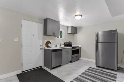 6685 S 1680 E, Cottonwood Heights, UT 84121 - Photo 23