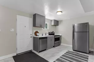 6685 S 1680 E, Cottonwood Heights, UT 84121 - Photo 23