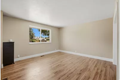 322 E Annalyn Dr, Sandy, UT 84070 - Photo 9