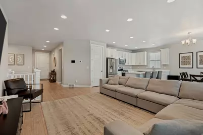 8061 S Oakridge Dr, West Jordan, UT 84081 - Photo 7