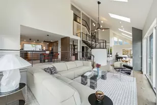 2558 S Scenic Dr E, Salt Lake City, UT 84109 - Photo 5