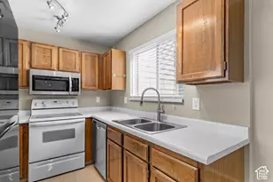7721 S Briarsprings Dr, Midvale, UT 84047 - Photo 9