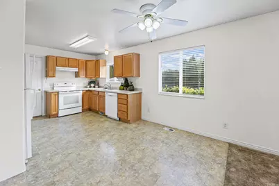 438 W Plum Pl, Saratoga Springs, UT 84045 - Photo 5