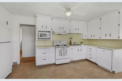 2067 E Sahara Dr, Holladay, UT 84124 - Photo 9