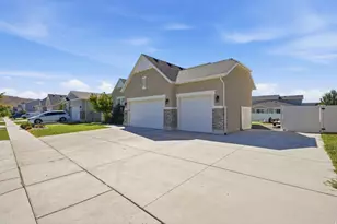 1422 E Lowe Peak Dr, Eagle Mountain, UT 84005 - Photo 3