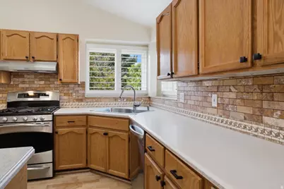 2313 E Rockview Dr, Sandy, UT 84092 - Photo 9