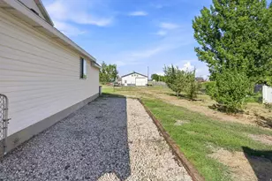 3207 N Pelican Dr, Farr West, UT 84404 - Photo 25