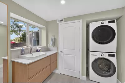 2050 E Gyrfalcon Dr, Sandy, UT 84092 - Photo 37