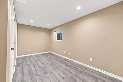 2407 E Country Oaks Dr, Layton, UT 84040 - Photo 33