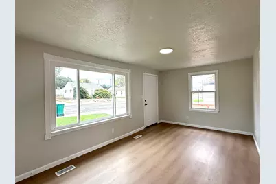 152 S 400 E, Clearfield, UT 84015 - Photo 3