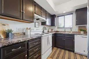 5569 W Tiger Lily Ct, West Jordan, UT 84081 - Photo 7