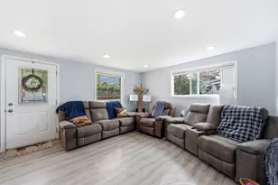 10384 S Amaryllis Dr, Sandy, UT 84094 - Photo 5