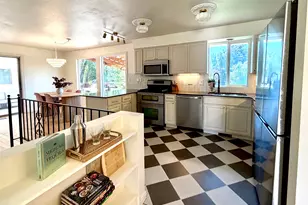 916 E Sunburn Ln, Sandy, UT 84094 - Photo 5