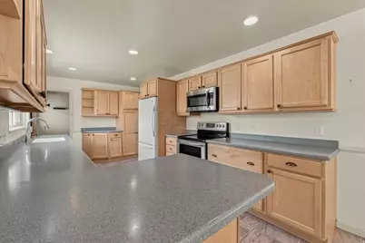 9855 S Sunflower Ln E, Sandy, UT 84094 - Photo 7
