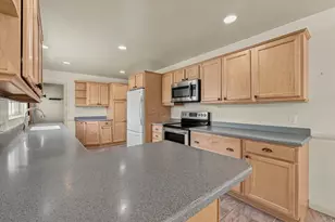 9855 S Sunflower Ln E, Sandy, UT 84094 - Photo 7
