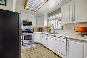 9956 S Aster Ln E, Sandy, UT 84094 - Photo 7