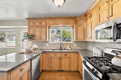 718 N Murdock Dr E, Pleasant Grove, UT 84062 - Photo 7